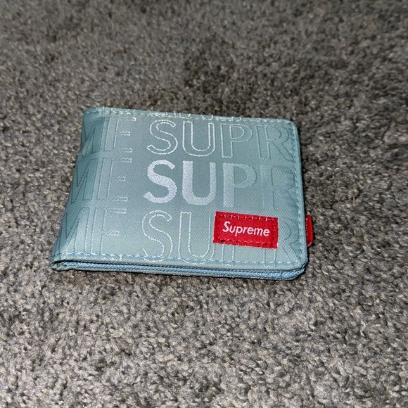 Supreme wallet - Picture 1 of 2
